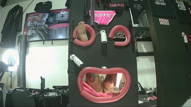 There is no safeword: ストーリーにストラップを掛ける - グローリーホールを使用せずに - どちらもグローリーホールの中でターンを得る