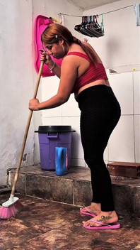 Mi prima es la que limpia la casa y terminé follándola. Estados Unidos - americana