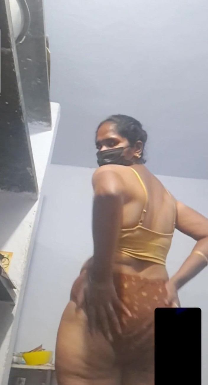 Jayaselvi: Tante tamil lagi asik panggilan video