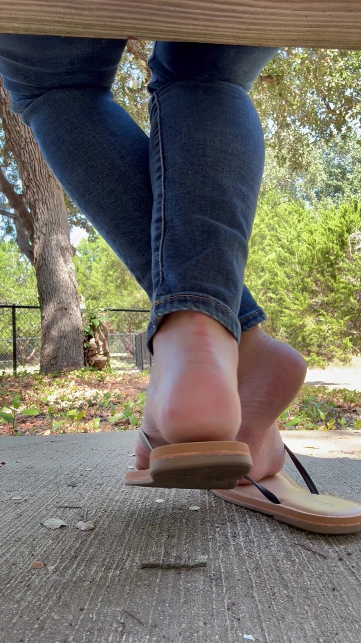 Hot Wife Lila: Magst du meine Sohlen und Flip-Flop-Klänge?