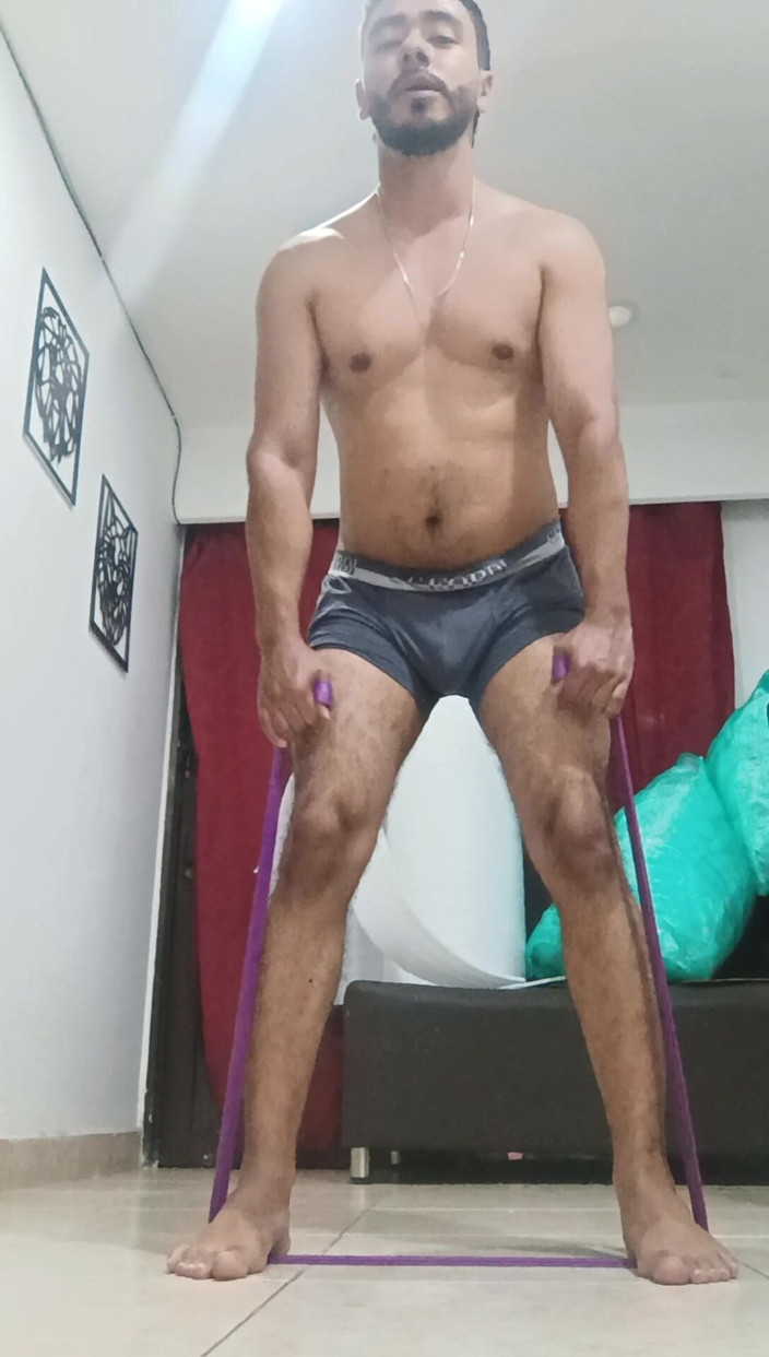 Tommhot: Sexy chlupatá Latinoameričanka cvičí doma