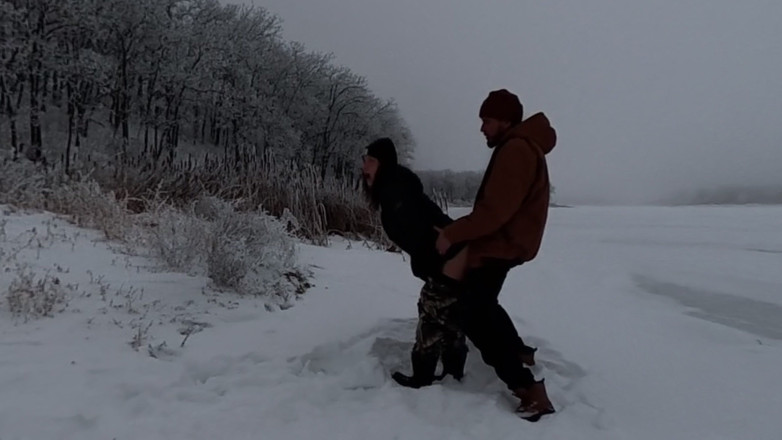 Mya Lane: Přistižena Při Trojce Při Šukání Venku