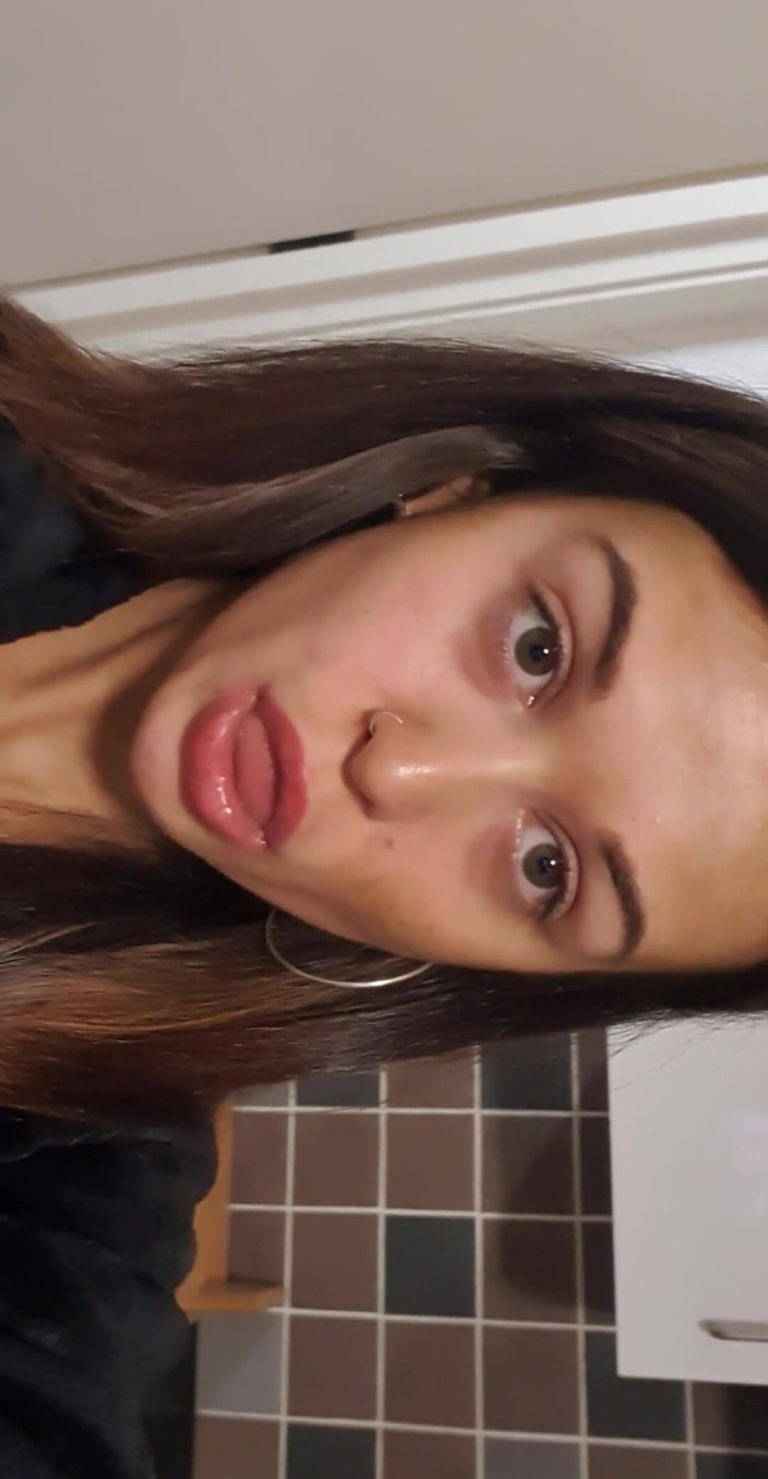 Holly Kitten: मैं टोस्ट पर पनीर खा रहा हूं