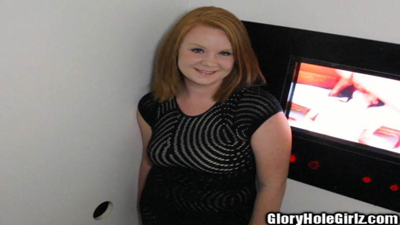 Glory Hole Girlz: Anal peituda ruiva engolindo porra de boceta ruiva em imundo...