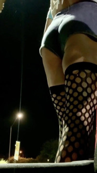 Cul sexy, short en jean moulant et filets de pêche sur une tapette sexy en plein air