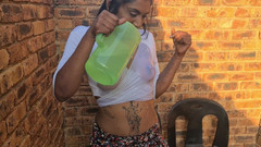 domslutfucker: Perempuan jalang India memberikan mainan air, pertunjukan baju putih basah,...