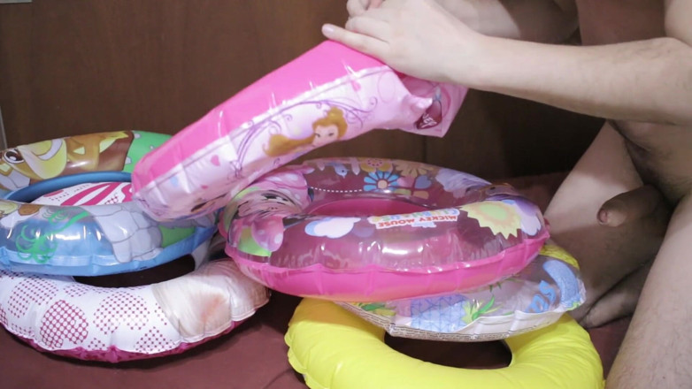 Inflatable Lovers: A lot of swimrings