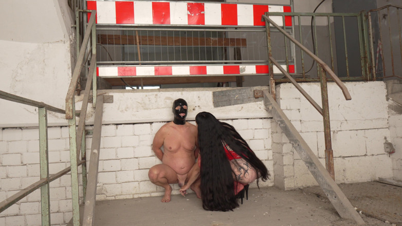 MissAlessaMilano: Cendrier humain et pisse