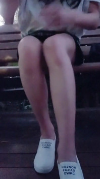 O crossdresser Tingxuan exibe ao ar livre, usando roupa íntima branca de renda para um visual puro