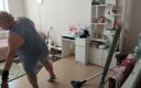 Sweet July: Cámara filmó suegra limpiando desnuda