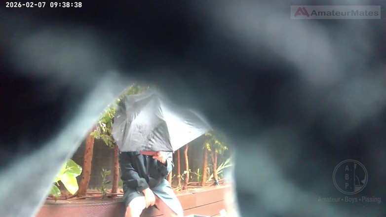 AmateurBoysPissing: Lelaki amatur ditangkap berkencing di taman awam