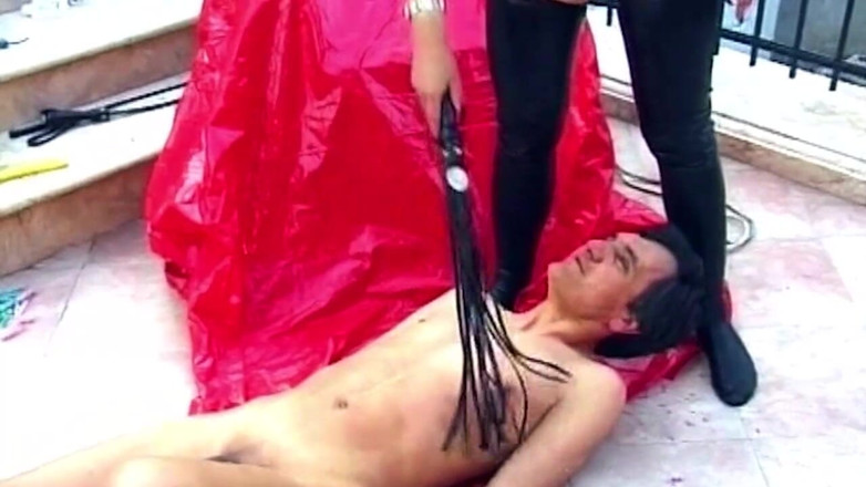 My German Amateurs: Brunetka Dominatrix pins oblečení na ptáka