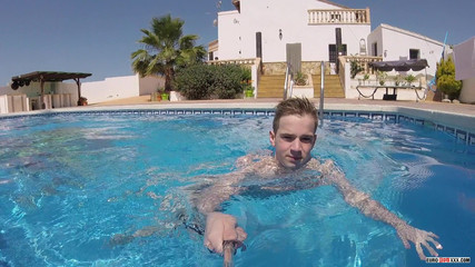Euro boy xxx: Ateşli küçük taylor ile havuzda oyun