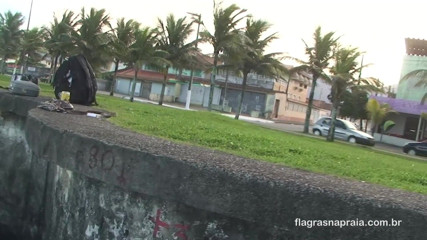 Amateurs videos: Jouer entre amis finit par baiser sur la plage