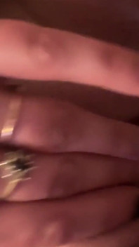 Aç amcıklı güzel orta yaşlı seksi kadın tuvalette işiyor, yakın çekim işiyor 182