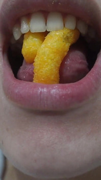 나는 치즈 칩을 먹고 있어요.