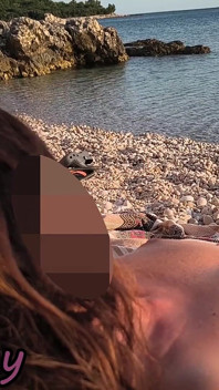 스페인 나체주의자 해변에서 위험한 섹스: 누드로 만지는 그녀