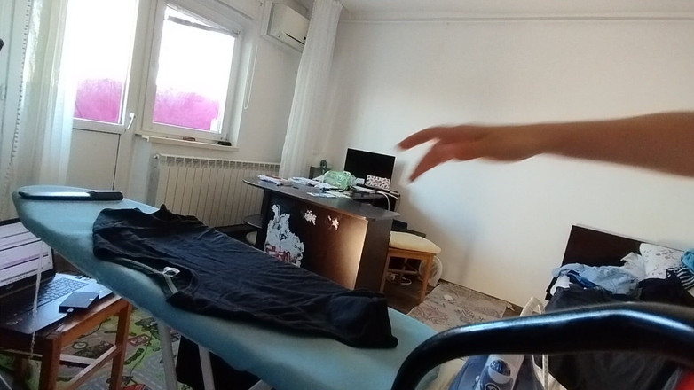 Amateur_MS: Sexy brünette mit behaarter muschi, macht nackt hausarbeit.