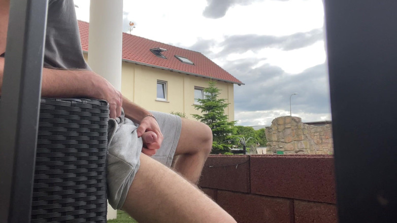 boyzxy212_2: ロシアの少年がテラスで自分のチンポで遊んでいる。非常にリスクが高いです
