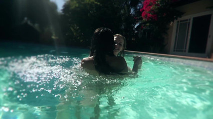 Lesbian Stories: Brünette bekommt im pool ihre muschi geleckt