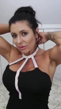 MILF simone melkt teen hart