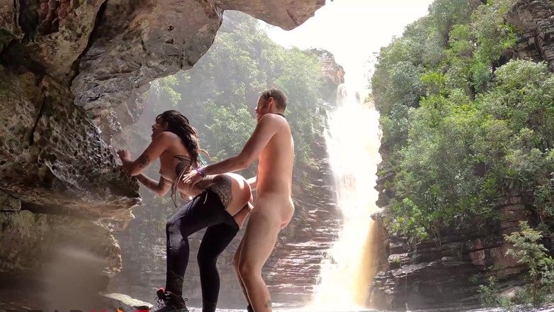 Alemao Hub: Dreadhot é fodida duro em uma caverna - sexo arriscado ao ar...