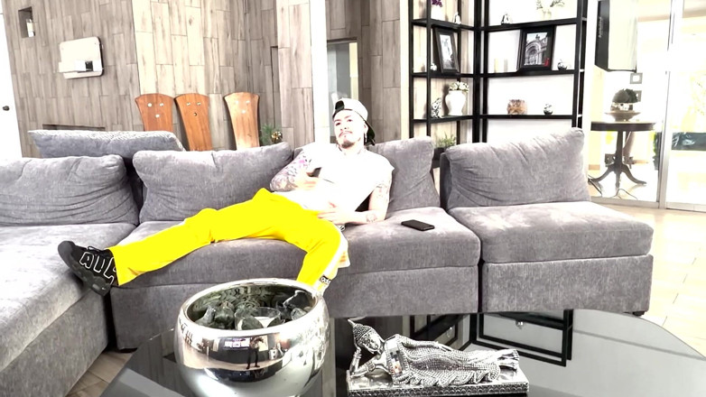 Calientehubxxx: Travesuras in the Sala/badthings in the Living Room.