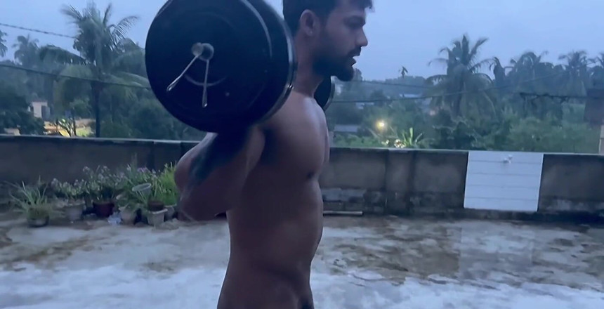 bonghunkx: 비오는 날 벌거벗은 운동