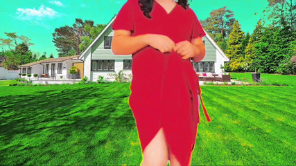 Kitty_Cross: Une tapette séduisante joue à des jeux coquins devant la caméra