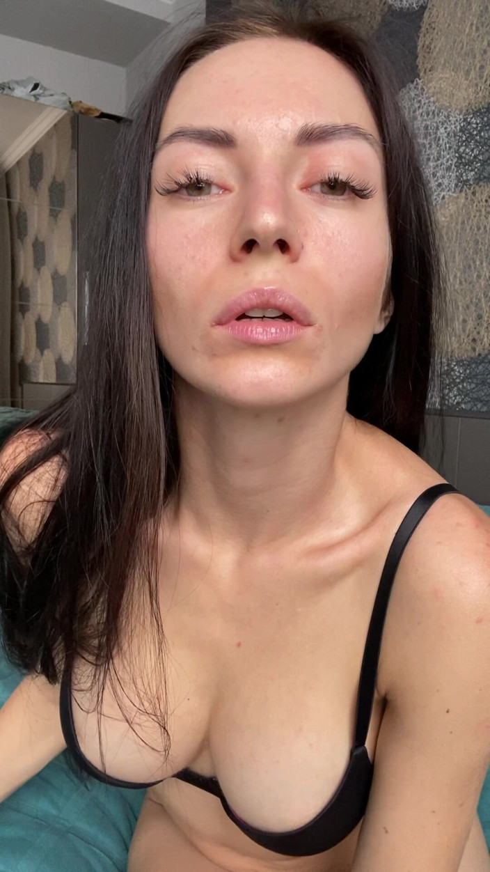 Princess Monica: Fetish muka, hubungan mata dan mengusik