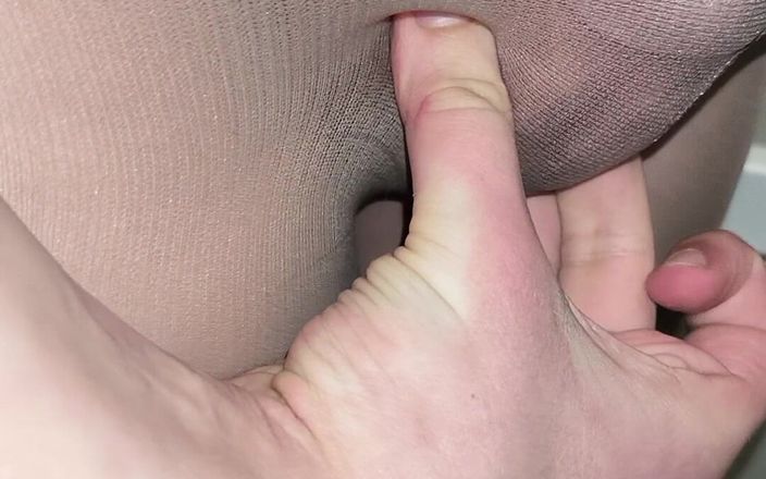 PantyhoseJuicyCummer: ガールフレンドからセクシーなヌードパンストをもらって、パーティーで私のジューシーなチンポを賞賛しました