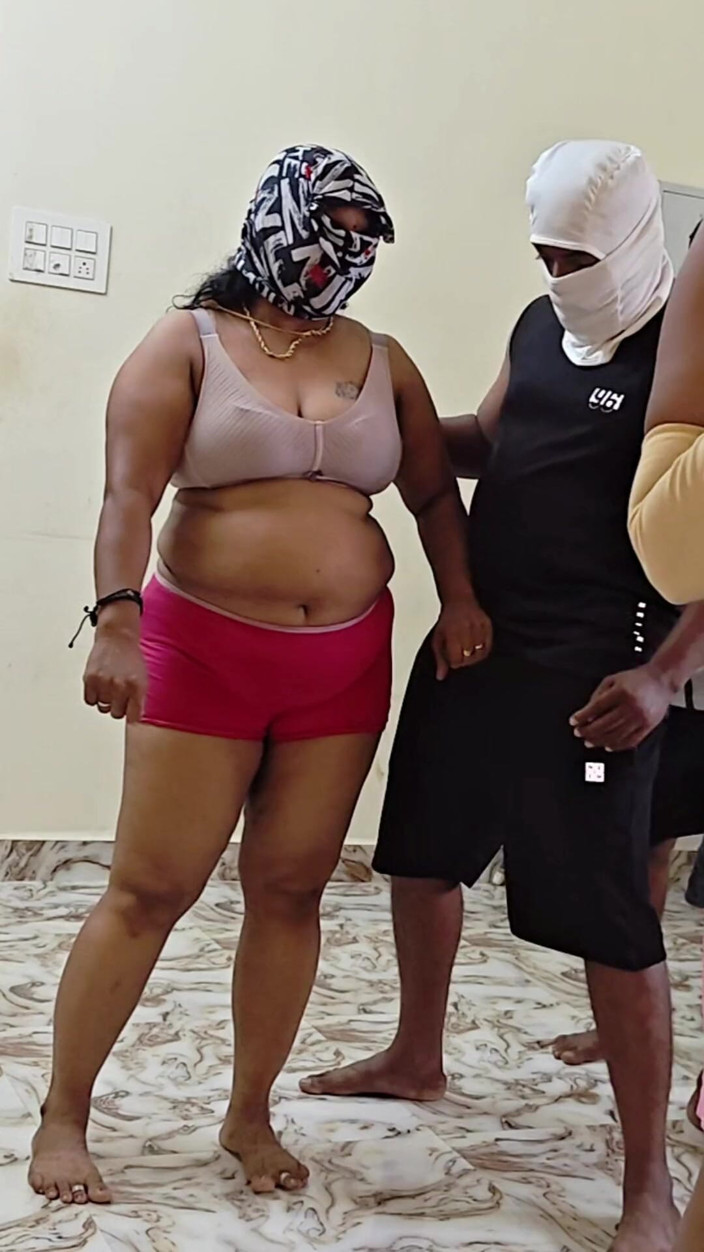 Thesana: Treinador de boxe e estudante fode madrasta e enteada
