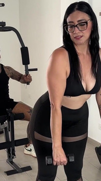 MILF Baise Une Jeune Femme Qui Est Au Gymnase