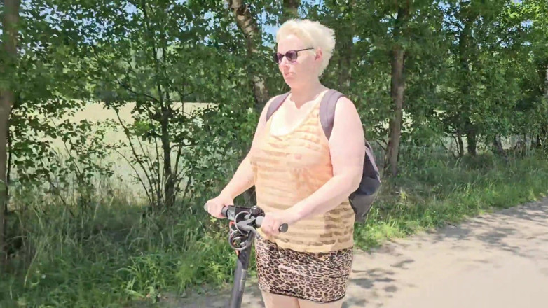 UserBitch1: Frivole Sur La Route Avec Le Scooter