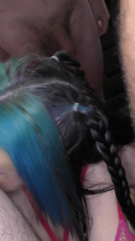 Fette schlampen mit blauen haaren lieben es, vor harten schwanz-typen zu knien