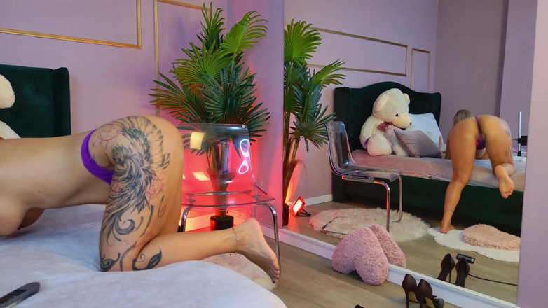 KirraWhite: 그녀의 후장과 보지를 따먹는 하드코어 밀프