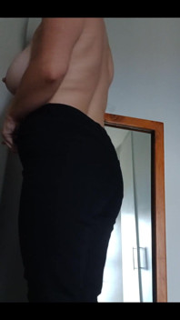 Schau zu, wie ich meine jeans anziehe. Klare sicht auf meinen hintern