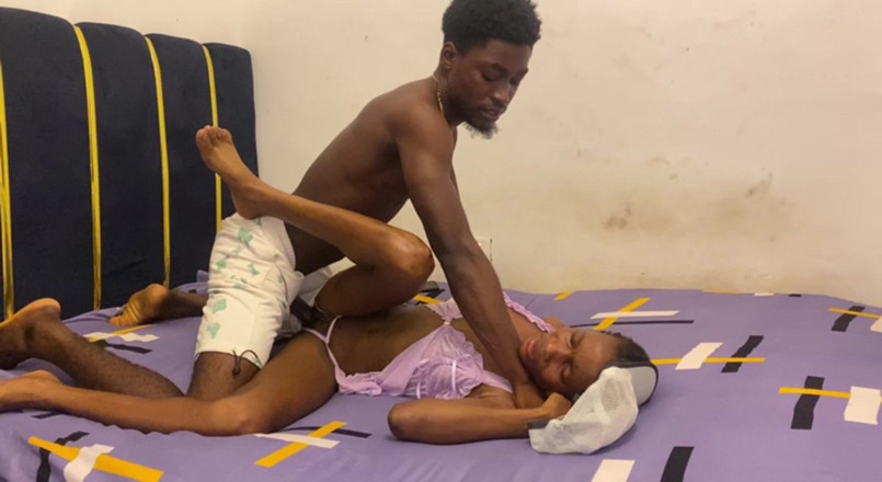 Seggzdotcum: Slim fuckaholic parece uma stripper com sua lingerie