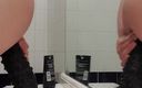 Cagedwarrioruk: Carl Cagedwarrior tar enorm BBC dildo i hotellbadrummet med spegelreflektion