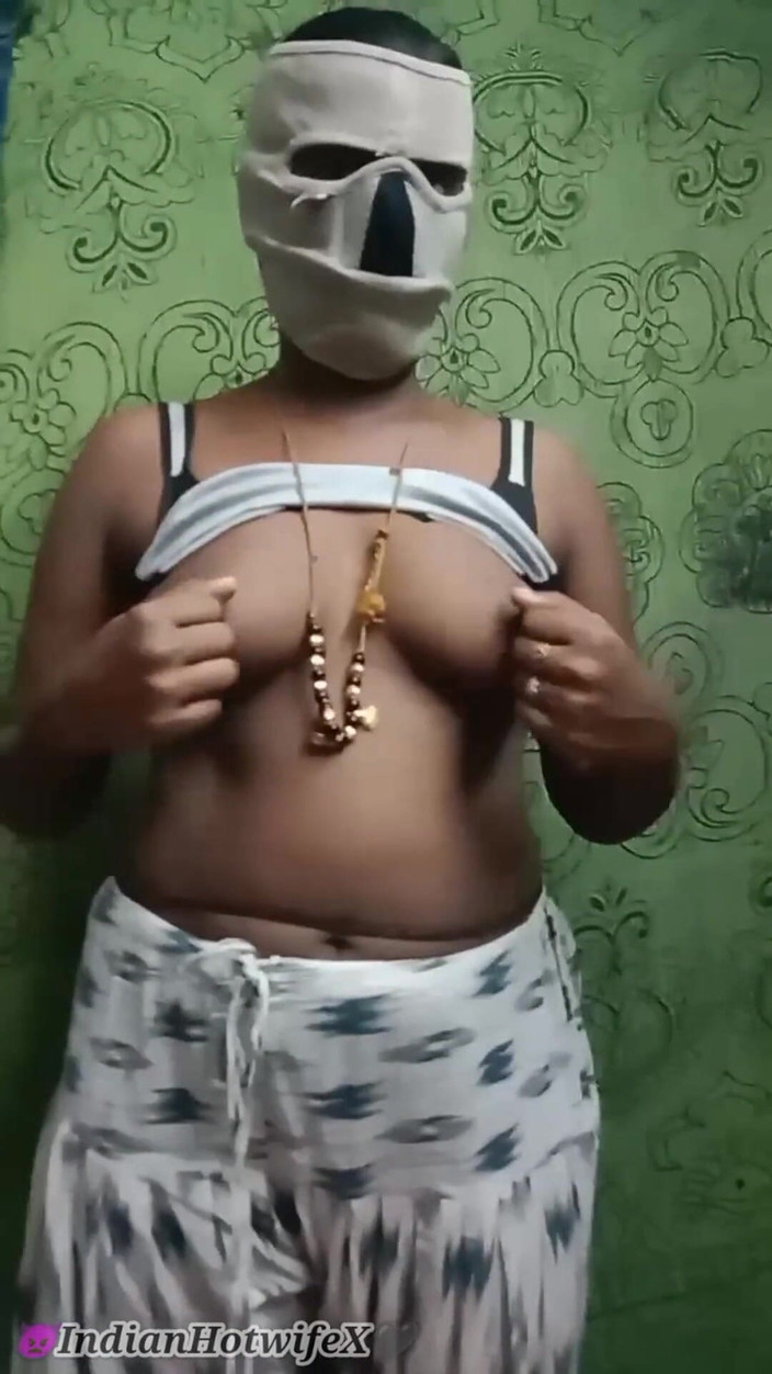 RenuRaj: Soția curvă tamilă desi cu forme a soției curvă, țâțe și pizdă...