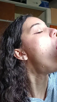 Sexy latina saje robertek, užívá si to, jako by je to skutečné