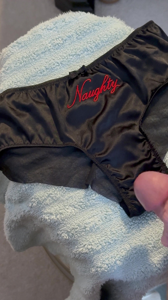 CumDaily: Komm auf das höschen der ehefrau 9