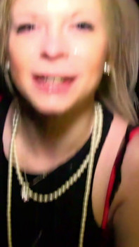 Loira milf esposa Paige Wilson vai em sua primeira missão de quatro e é cercada por paus duros com tesão esperando para ser chupado seco