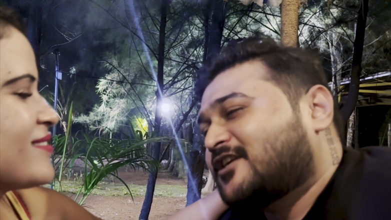 Kilash: Der typ geht mit dem mädchen durch den garten und...