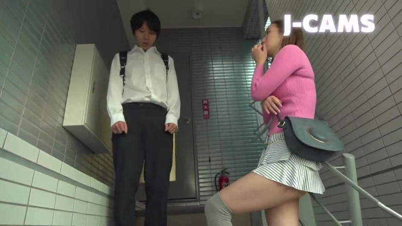 J-Cams: 巨乳で悪魔のような年上の女の子にからかわれ、握りしめられました-今度は彼が反撃する番です!