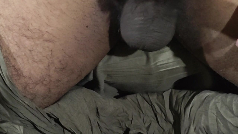 Hot Chilli 2025: Hombre peludo y caliente disfrutando de tiempo libre para jugarse...