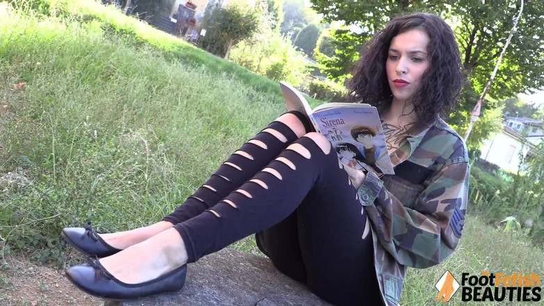 Foot Fetish HD: Sexig brud Dollyc visar upp fötterna på en sten väl