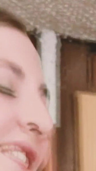 Prsty hračky scéna 3 prsatá brunetka nadržená v prádelně a masturbuje sama