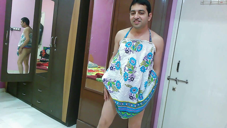 Cute & Nude Crossdresser: Солодка сіссі кроссдресссер femboy sweet lollipop в пляжній сукні з трусиками всередині нього.