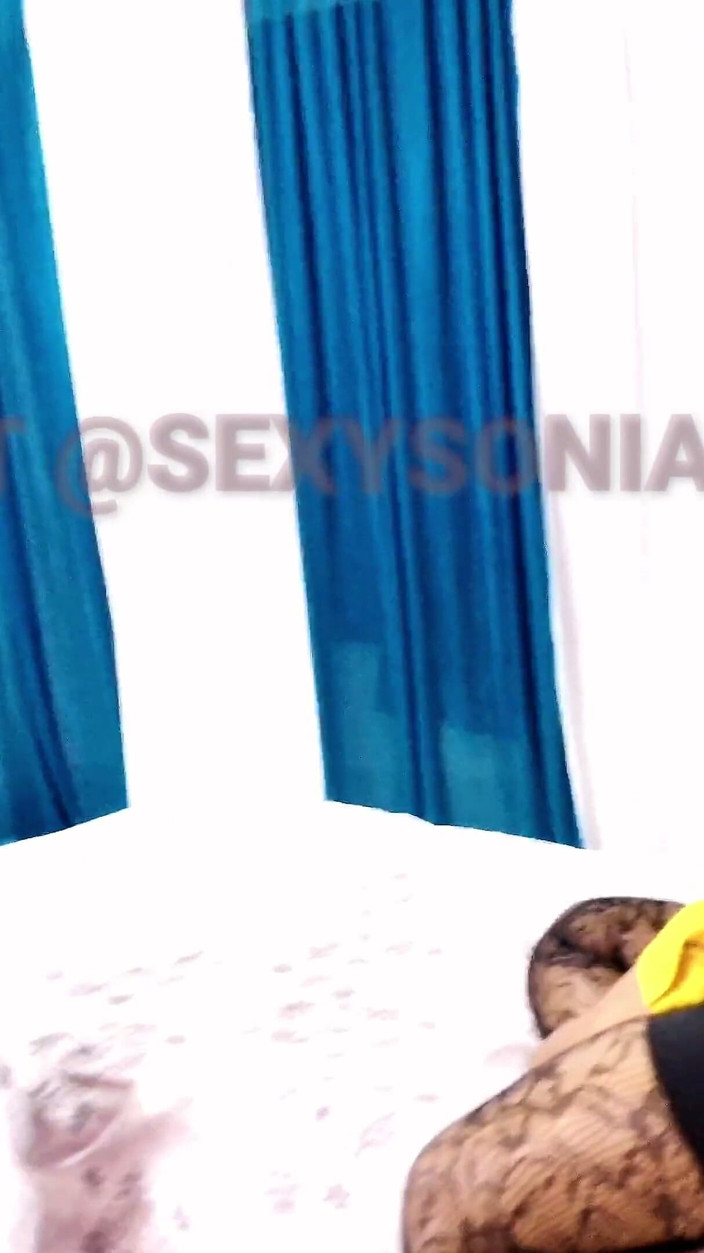 Sexwithsonia: Professora gostosa fode aluna inocente (por trás da máscara do professor)